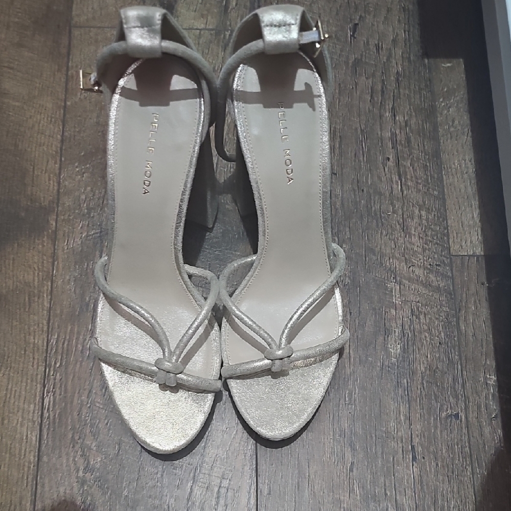 Pelle Moda Silver Heels with Sleek Minimalist Design